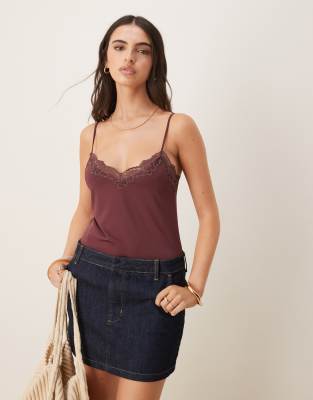 ASOS DESIGN - Figurbetonter Body in Beerenrot mit Spitzenborte-Lila