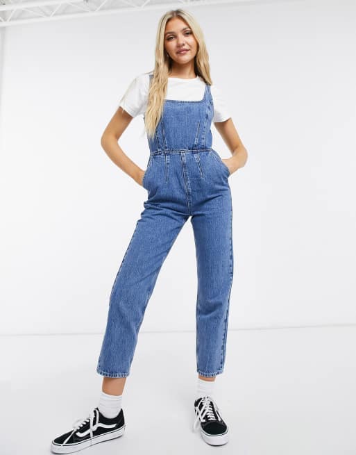 ASOS DESIGN Figurbetonter Jeans Jumpsuit mit eckigem Ausschnitt in mittlerer Waschung ASOS