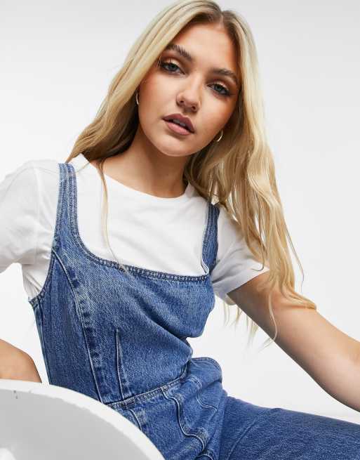 ASOS DESIGN Figurbetonter Jeans Jumpsuit mit eckigem Ausschnitt in mittlerer Waschung ASOS