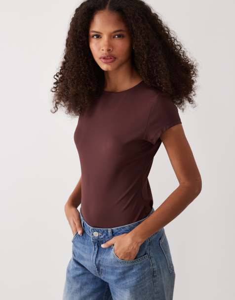 ASOS DESIGN – Figurbetonter, kurzärmliger Body aus Polyamid in Schokobraun - view 1