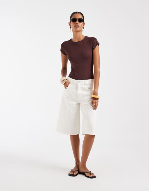 ASOS DESIGN – Figurbetonter, kurzärmliger Body aus Polyamid in Schokobraun, 2 von 4