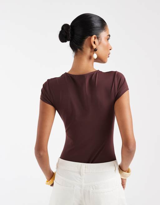 ASOS DESIGN – Figurbetonter, kurzärmliger Body aus Polyamid in Schokobraun, 3 von 4