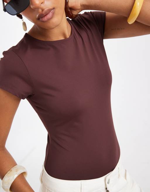 ASOS DESIGN – Figurbetonter, kurzärmliger Body aus Polyamid in Schokobraun, 4 von 4
