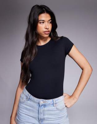 ASOS DESIGN - Figurbetonter, kurzärmliger Body aus Polyamid in Schwarz