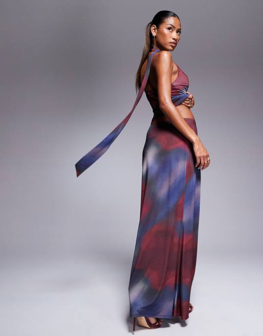 ASOS DESIGN – Figurbetonter Maxirock in Burgunderrot mit Schwalbenschwanz und verschwommenem Muster, Kombiteil, 5 von 5