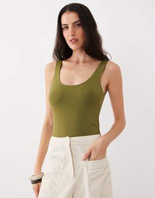 ASOS DESIGN - Figurbetonter Polyamid-Body in Khaki mit U-Ausschnitt-Grün