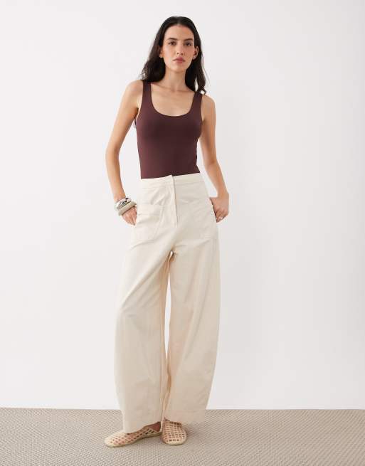 ASOS DESIGN – Figurbetonter Polyamid-Body in Schokobraun mit U-Ausschnitt, 2 von 4