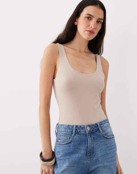ASOS DESIGN – Figurbetonter Polyamid-Body in Steinbeige mit U-Ausschnitt - view 1