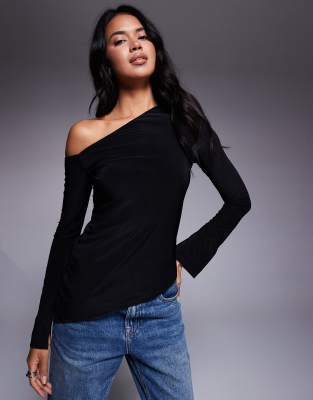ASOS DESIGN - Figurbetontes, asymmetrisches Oberteil in Braun mit Off-Shoulder-Design-Schwarz