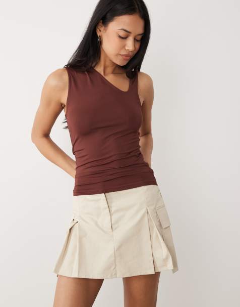 ASOS DESIGN – Figurbetontes, asymmetrisches Oberteil in Schokobraun - view 1