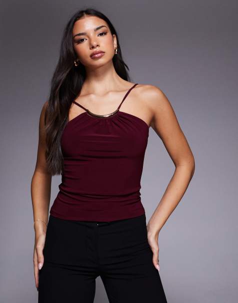 ASOS DESIGN – Figurbetontes Camisole-Oberteil in Burgunderrot mit halbmondförmigem Metalldetail - view 1