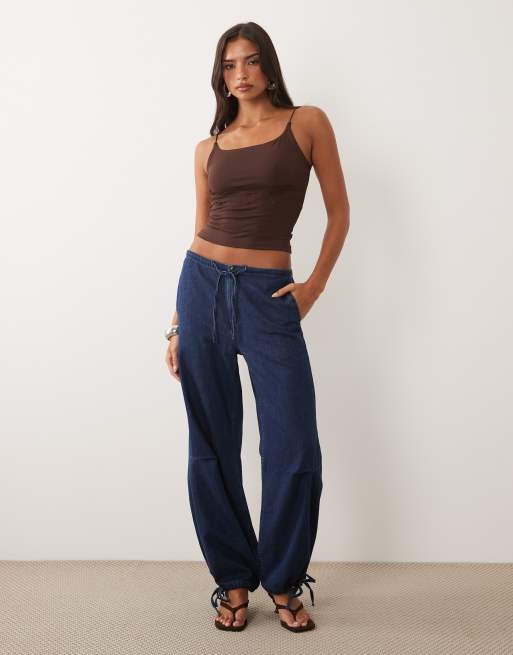 ASOS DESIGN – Figurbetontes Camisole-Oberteil in Schokobraun mit eckigem Ausschnitt und Spitzenborte, 3 von 4