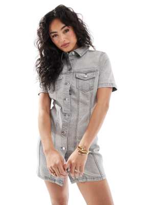 ASOS DESIGN - Figurbetontes Denim-Hemdkleid in grauer Waschung