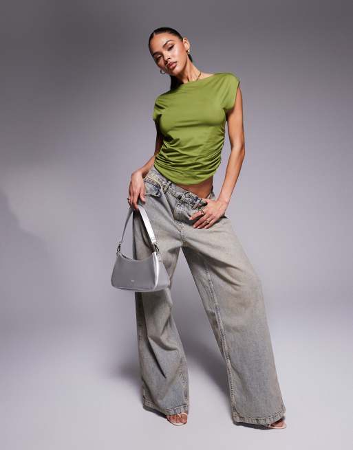ASOS DESIGN – Figurbetontes, doppellagiges Oberteil in Khaki mit gerafften Seiten, 2 von 4