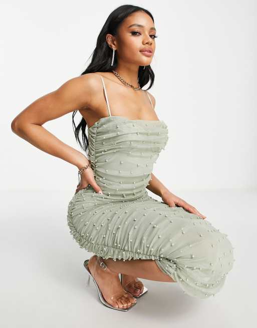 ASOS DESIGN – Figurbetontes, gerafftes Midikleid aus Netzstoff in Salbeigrün mit Spaghettiträgern und Perlenbesatz
