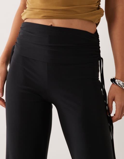 ASOS DESIGN figurbetontes, gerafftes Wide-Leg-Hosen-Kombiteil in Schwarz, 3 von 5