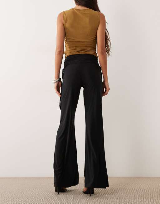 ASOS DESIGN figurbetontes, gerafftes Wide-Leg-Hosen-Kombiteil in Schwarz, 4 von 5