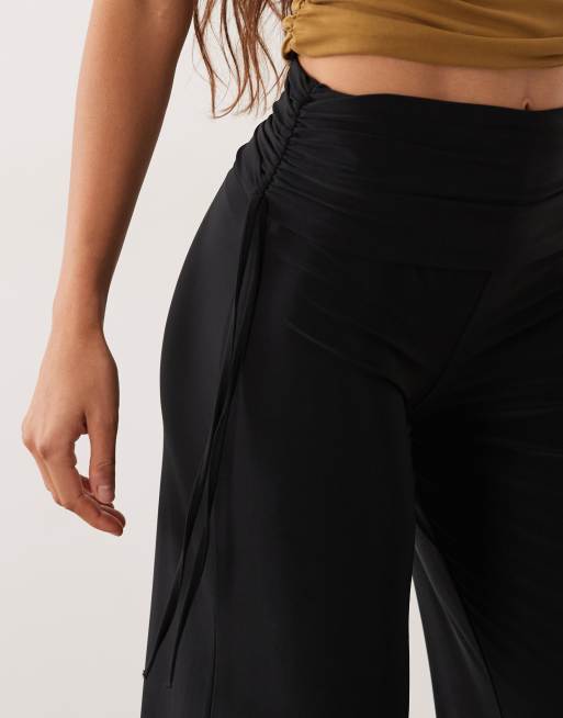 ASOS DESIGN figurbetontes, gerafftes Wide-Leg-Hosen-Kombiteil in Schwarz, 5 von 5