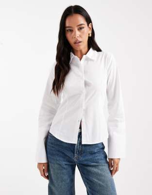 ASOS DESIGN - Figurbetontes Hemd mit breiten Manschetten in Weiß