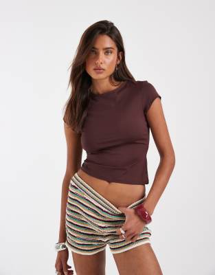 Figurbetontes, knapp geschnittenes T-Shirt aus Polyamid in Schokobraun-Brown Brown L