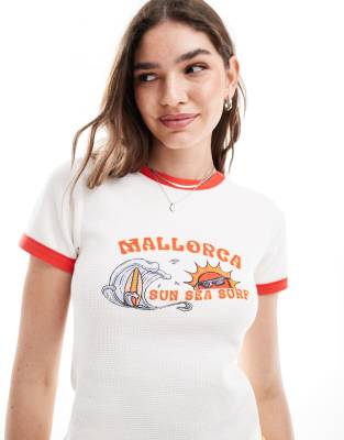 ASOS Design - Figurbetontes, knapp geschnittenes T-Shirt in Creme mit Waffelmuster, Mallorca-Grafik und kontrastierenden...