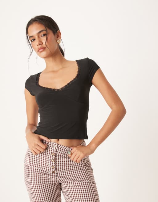 ASOS DESIGN – Figurbetontes, kurzärmliges Oberteil in Schwarz mit Spitzenborte