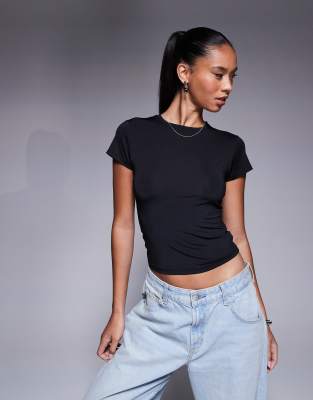 ASOS DESIGN - Figurbetontes, kurzärmliges T-Shirt in Schwarz mit knappem Schnitt