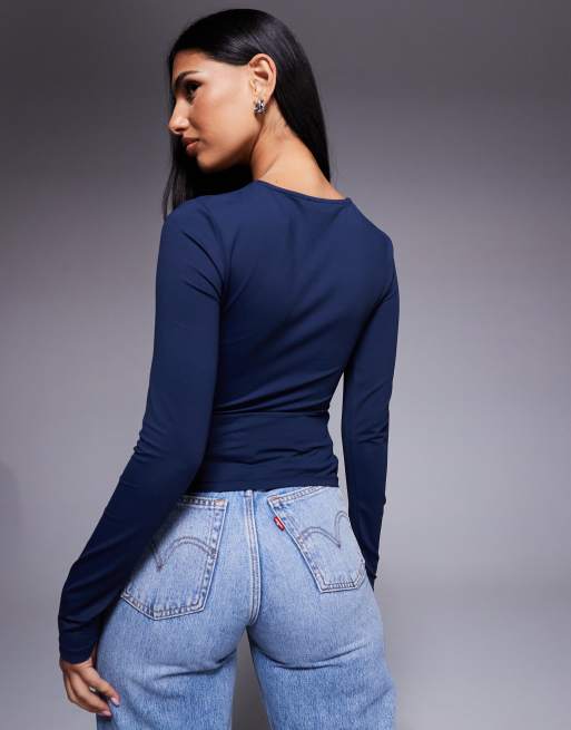 ASOS DESIGN – Figurbetontes, langärmliges Oberteil aus Polyamid in Marineblau, 4 von 4
