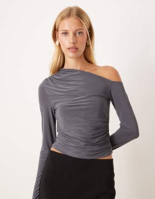 ASOS DESIGN - Figurbetontes, langärmliges Oberteil in Anthrazit mit One-Shoulder-Design-Grau