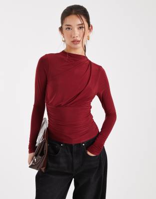 ASOS DESIGN - Figurbetontes, langärmliges Oberteil in Burgunderrot mit Raffung