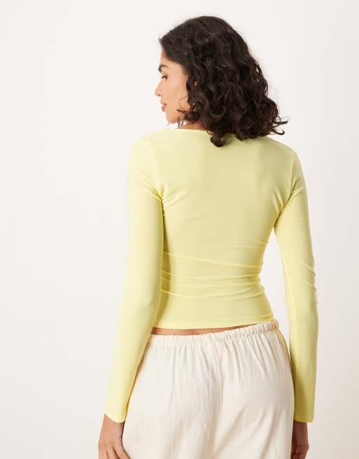 ASOS DESIGN – Figurbetontes, langärmliges Oberteil in Gelb mit Herzausschnitt-Detail, 2 von 4