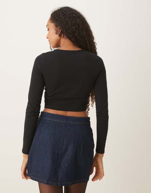 ASOS DESIGN – Figurbetontes, langärmliges Shirt in Schwarz mit kurzem Schnitt, 4 von 4