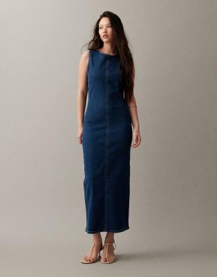 ASOS DESIGN - Figurbetontes Midi-Jeanskleid in Mittelblau mit U-Boot-Ausschnitt