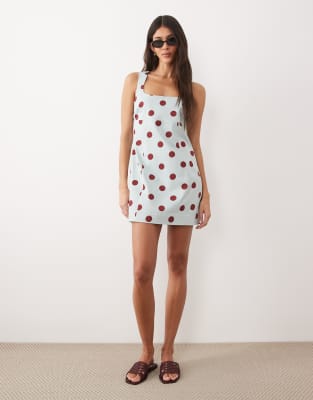 ASOS DESIGN - Figurbetontes Mini-Sommerkleid mit eckigem Ausschnitt und Punktemuster in Blau und Burgunderrot-Bunt