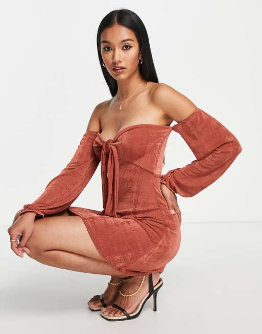 ASOS DESIGN – Figurbetontes Minikleid in Rostrot mit Carmen-Ausschnitt und Bindedetail vorne, 4 von 4