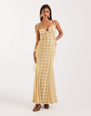 ASOS DESIGN - Figurbetontes Netzstoff-Maxikleid mit Polka Dots, sichtbaren Nähten und Körbchen-Bunt