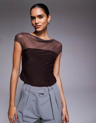 ASOS DESIGN - Figurbetontes Oberteil aus Netzstoff in Schokobraun mit U-Boot-Ausschnitt-Brown