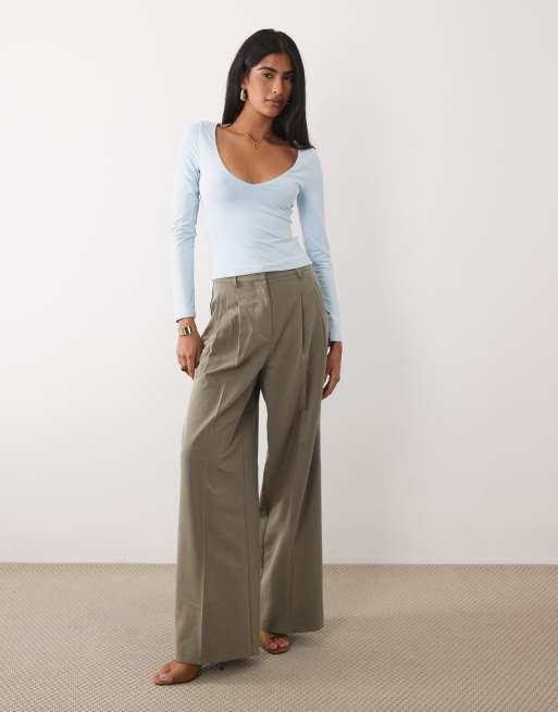 ASOS DESIGN – Figurbetontes Oberteil aus Polyamid in Blau mit tiefem V-Ausschnitt, 2 von 4