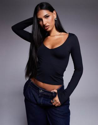 ASOS DESIGN - Figurbetontes Oberteil aus Polyamid in Schwarz mit tiefem V-Ausschnitt
