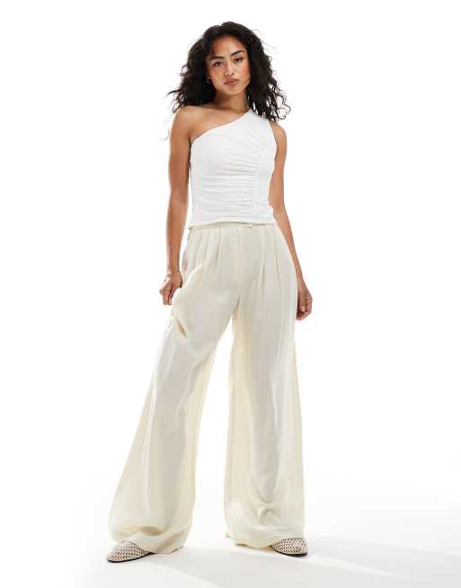 ASOS DESIGN – Figurbetontes Oberteil in Elfenbein mit One-Shoulder-Ärmel und gerafftem Tunnelzug, 3 von 4