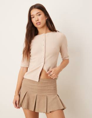 ASOS DESIGN - Figurbetontes Oberteil in Hellbeige mit durchgehender Knopfleiste und halblangen Ärmeln-Neutral