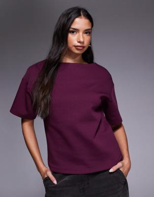 ASOS DESIGN - Figurbetontes Oberteil in Pflaume mit U-Boot-Ausschnitt und halblangen Ärmeln-Lila
