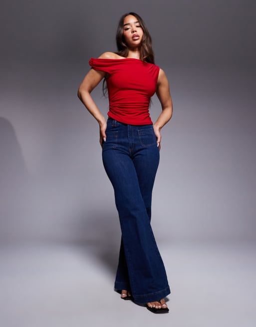 ASOS DESIGN – Figurbetontes Oberteil in Rot mit geknotetem Träger und asymmetrischem Saum, 3 von 4