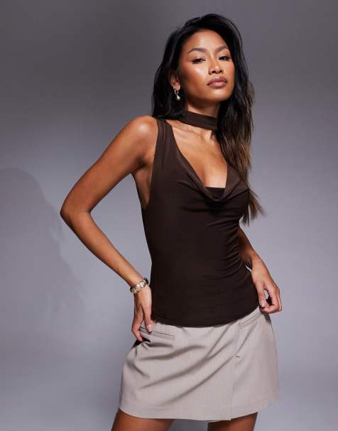 ASOS DESIGN – Figurbetontes Oberteil in Schokobraun mit Wasserfallausschnitt und Schaldetail - view 1