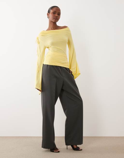 ASOS DESIGN – Figurbetontes Oberteil in Zitronengelb mit asymmetrischen Flügelärmeln und geraffter Taille, 2 von 4