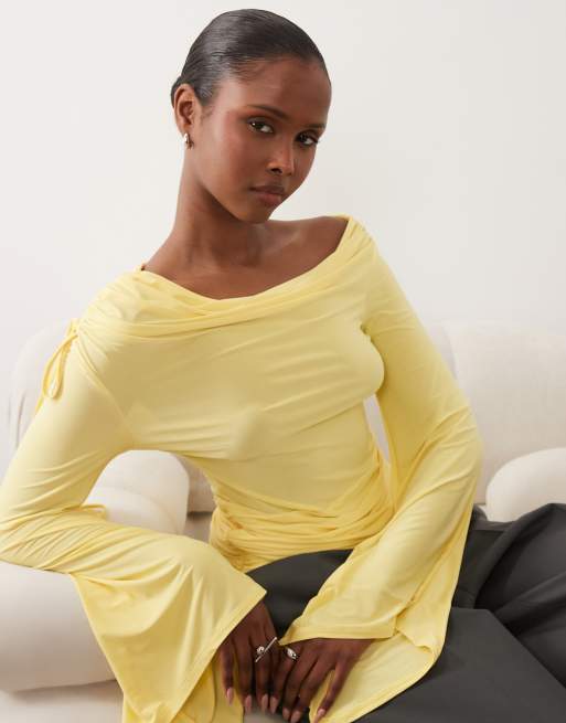 ASOS DESIGN – Figurbetontes Oberteil in Zitronengelb mit asymmetrischen Flügelärmeln und geraffter Taille, 3 von 4