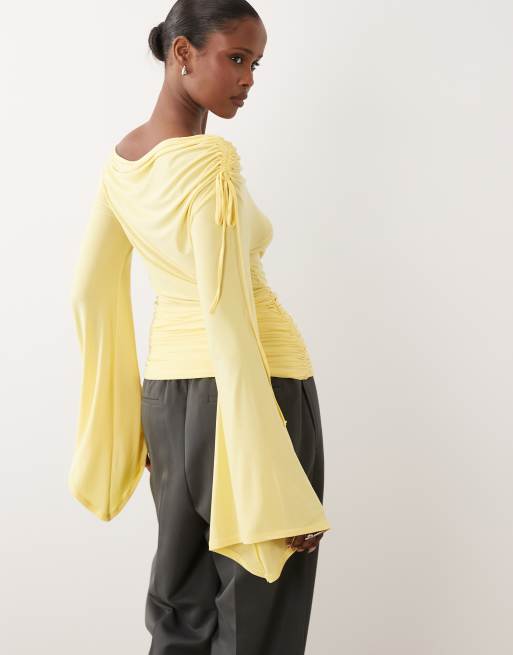 ASOS DESIGN – Figurbetontes Oberteil in Zitronengelb mit asymmetrischen Flügelärmeln und geraffter Taille, 4 von 4