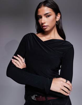 ASOS DESIGN - Figurbetontes, schulterfreies, langärmliges Oberteil in Schwarz