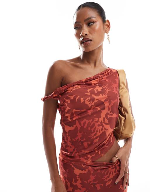 ASOS DESIGN – Figurbetontes, schulterfreies Oberteil in Dunkelorange mit verdrehtem Träger und Blumenmuster, Kombiteil
