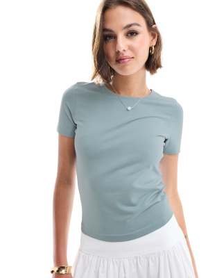 ASOS DESIGN - Figurbetontes T-Shirt in Blau mit kurzem Schnitt